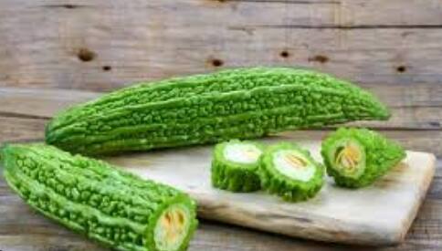 ਕਰੇਲੇ ਦੀ ਖੁਰਦਰੀ ਸਤ੍ਹਾ ਵਿੱਚ ਕੁੜੱਤਣ ਸਭ ਤੋਂ ਵੱਧ ਹੁੰਦੀ ਹੈ। ਇਸ ਲਈ, ਇਸ ਦੀ ਕੁੜੱਤਣ ਨੂੰ ਘਟਾਉਣ ਲਈ, ਕਰੇਲੇ ਦੀ ਉਪਰਲੀ ਸਤ੍ਹਾ ਨੂੰ ਚਾਕੂ ਦੀ ਮਦਦ ਨਾਲ ਖੁਰਚ ਲਓ।