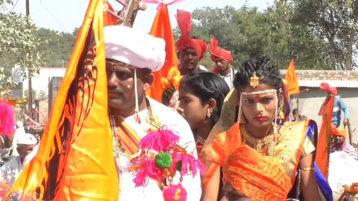 त्यांनी देखील या विवाह सोहळ्याचे कौतुक केले. गाडेकर महाराज हे नेहमीच किर्तनाच्या माध्यमातून समाजप्रबोधन करतातच मात्र त्यांनी स्वतः आपल्या मुलीचे असे पारंपरिक पद्धतीने लग्न लावून समाजापुढे एक आदर्श ठेवल्याचे प्राजक्त तनपुरे यांनी म्हंटले आहे.सध्या या लग्नाची परिसरातच नाही तर जिल्ह्यात जोरदार चर्चा सुरू आहे.