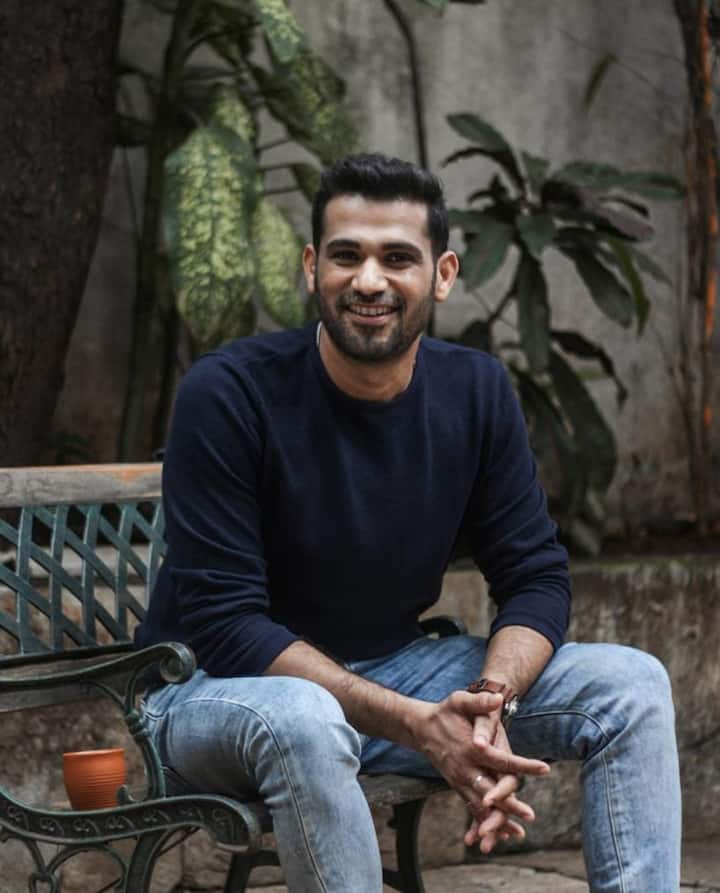 Pulling off the casual look with much aplomb dressed in a blue sweater and denims with the trimmed beard well complimenting his look.