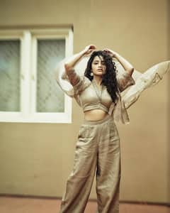 Anupama Parameswaran: ట్రెండీ డ్రెస్ లో మలయాళీ బ్యూటీ మెస్మరైజింగ్ లుక్