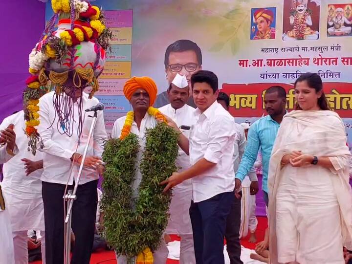 सत्कारानंतर बाळासाहेब थोरात यांच्या कन्या जयश्री थोरात यांनी उपस्थिंताशी संवाद साधला. यावेळी त्या म्हणाल्या की,  मी गेल्या अनेक महिन्यात इतक्या सप्ताहांमध्ये भाषण केली की आता साहेबांना ही काळजी वाटायला लागली माझी पोरगी प्रवचनकार होते की काय. जयश्री यांच्या या वक्तव्यानंतर एकच हशा उडाला होता. तर यावेळी जयश्री थोरात यांनी महिलांना कॅन्सर पासून वाचण्यासाठी काळजी घेण्याचं आवाहन त्यांनी केलं…