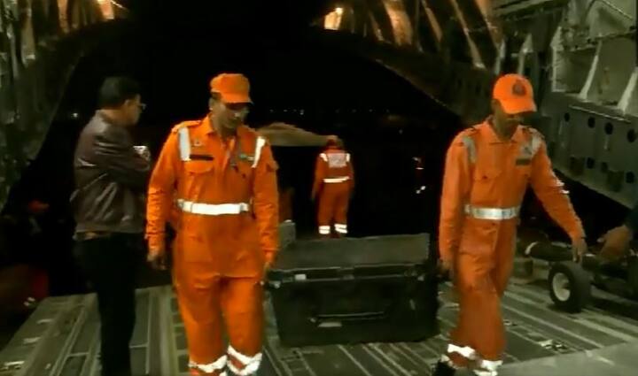 बचाव कार्यों के लिए एनडीआरएफ की एक टीम डॉग स्क्वॉड और आवश्यक उपकरणों के साथ गाजियाबाद में हिंडन एयरबेस से तुर्की के लिए रवाना हुई.