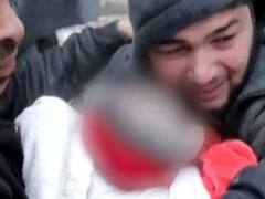 आंखों में आंसू और हाथों में बच्चे का शव, देश ही नहीं...इस बाप की दुनिया ही उजड़ गई