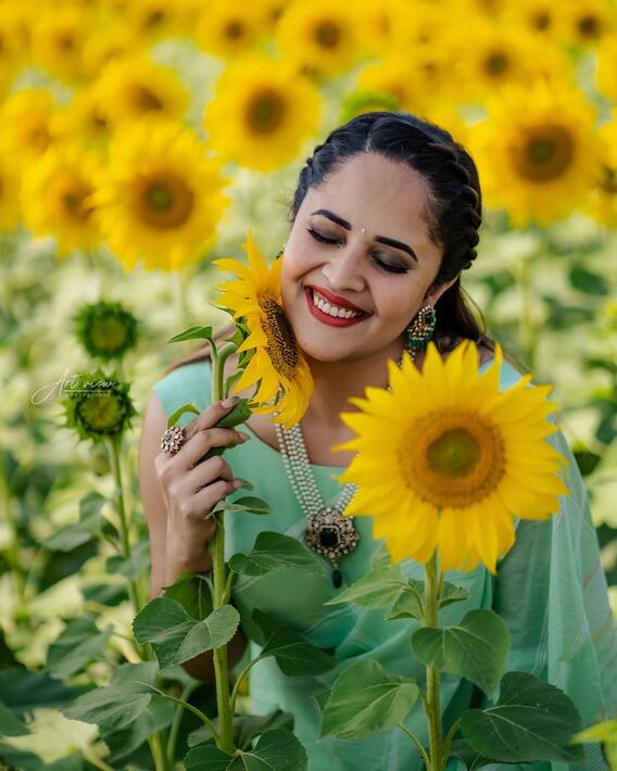 Anasuya Bhardwaj: పూలతో దోబూచులాడుతున్న అనసూయ అందం