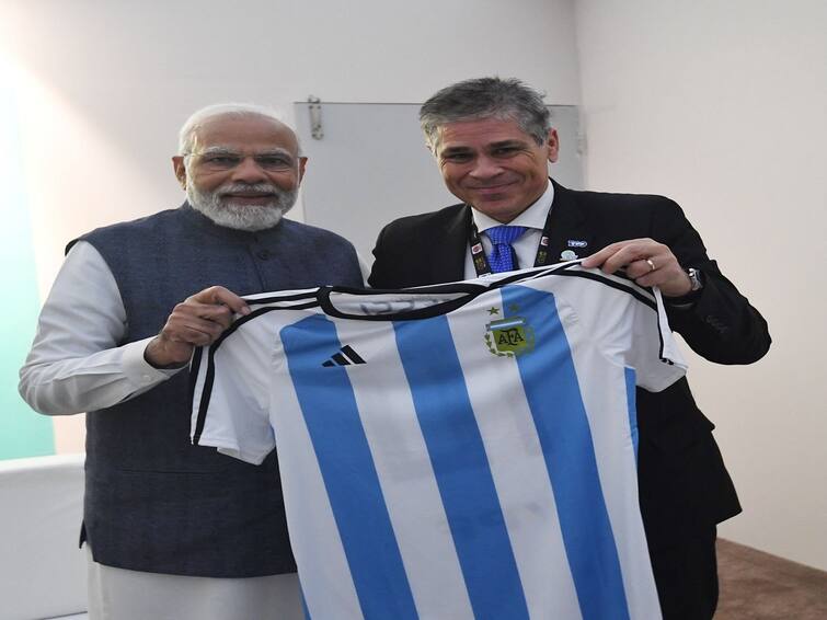 prime minister narendra modi receives lionel messi jersey as gift photo goes viral on social media Lionel Messi Jersey: ਅਰਜਨਟੀਨਾ ਨੇ ਪ੍ਰਧਾਨ ਮੰਤਰੀ ਨਰਿੰਦਰ ਮੋਦੀ ਨੂੰ ਤੋਹਫੇ 'ਚ ਦਿੱਤੀ ਮੈਸੀ ਦੀ ਜਰਸੀ