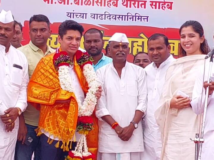यावेळी नवनिर्वाचित आमदार सत्यजित तांबे आणि बाळासाहेब थोरात यांच्या कन्या जयश्री थोरात उपस्थित होत्या.