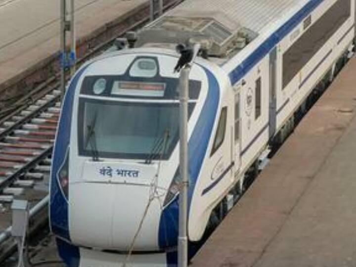 वंदे भारत एक्सप्रेस पुणे जाने के लिए सबसे तेज रफ्तार वाली ट्रेन यात्रा होगी क्योंकि इससे मुंबई से केवल 3 घंटे लगेंगे.