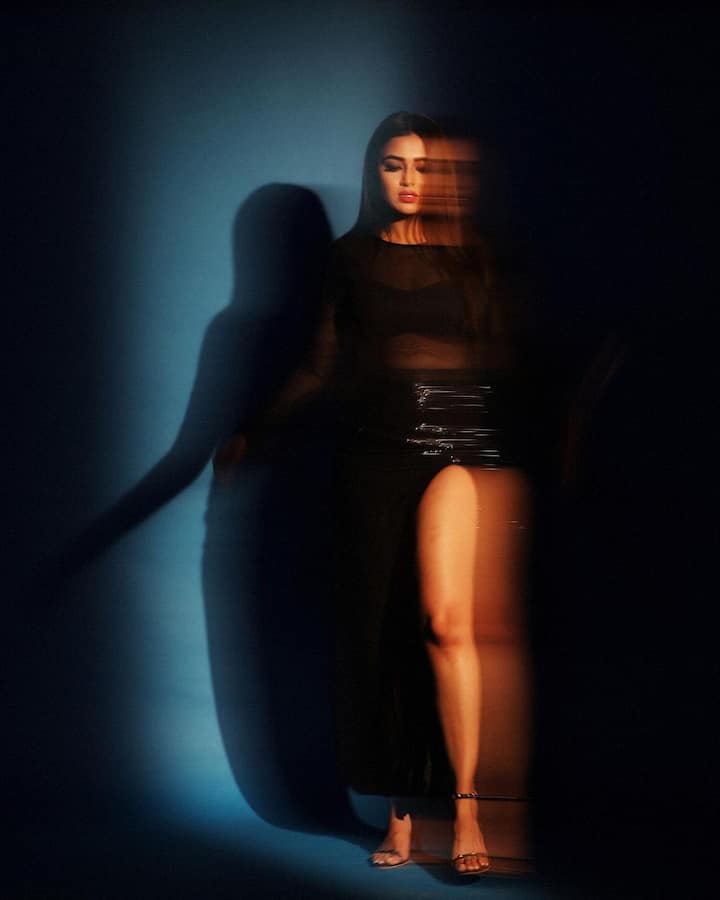 टीवी की दुनिया में नागिन कही जाने वाली एक्ट्रेस तेजस्वी प्रकाश आज अपनी बुलंदियों पर हैं. बिग बॉस 15 का विनर होने के बाद उन्हें एकता कपूर की सीरीज नागिन 6 में लीड किरदार निभा रही हैं.