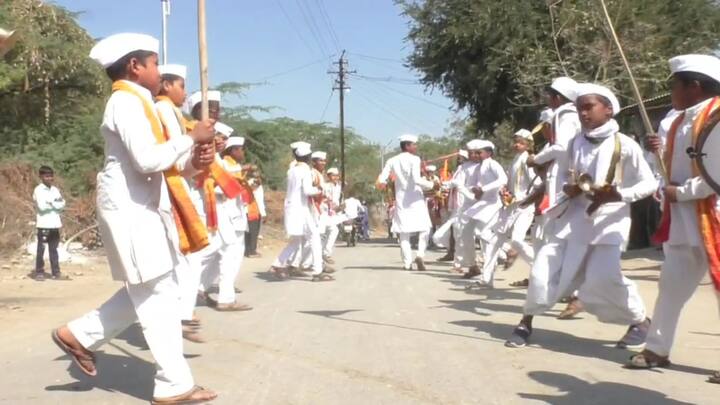 लग्नाचे वऱ्हाडी बैलगाडीतून आले. यासाठी  20 बैलगाड्या सुंदर पद्धतीने सजवण्यात आल्या होत्या. एका मागून येणाऱ्या बैलगाड्या त्यात बसलेले वऱ्हाडी, सर्वात पुढे नवरदेव देवेंद्रही बैलगाडीतच अशी ही वऱ्हाडी मंडळी गावातील श्री क्षेत्र दत्त मंदिराकडे निघाली.