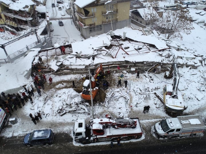स्थानीय जगहों पर मौसम भी खराब है, जिसकी वजह से रेस्क्यू टीमों को काम करने में परेशानियों का सामना करना पड़ रहा है.