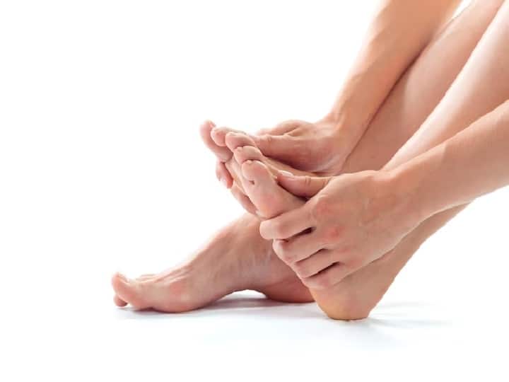 Do not ignore these symptoms of thyroid in the feet Symptoms of Thyroid: पैर में खुजली से लेकर ठंडे होने तक की समस्या को न करें नज़रअंदाज़, हो सकते हैं इस बीमारी के लक्षण
