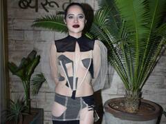 Uorfi Javed Photos: बहन की बर्थडे पार्टी में ट्रांसपेरेंट ड्रेस पहनकर पहुंची उर्फी जावेद, सोशल मीडिया पर वायरल हुईं तस्वीरें