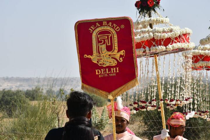 বিয়ের অনুষ্ঠানে যোগ দিতে আসা অতিথিদের জন্য সূর্যগড় প্যালেসের ৮৪ টি বিলাসবহুল ঘর বুক করা হয়েছে। সূত্রের খবর, প্রতিটি ঘরের এক রাতের ভাড়া এক লক্ষ টাকারও বেশি। অতিথিদের যাতায়াতের জন্য ৭০ টি বিলাসবহুল গাড়িও বুক করা হয়েছে। 