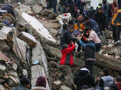 VIDEO: तुर्किए में भूकंप से तबाही के 22 घंटे बाद मलबे से जिंदा निकाला बच्चा, देखिए कैसे बचाया गया