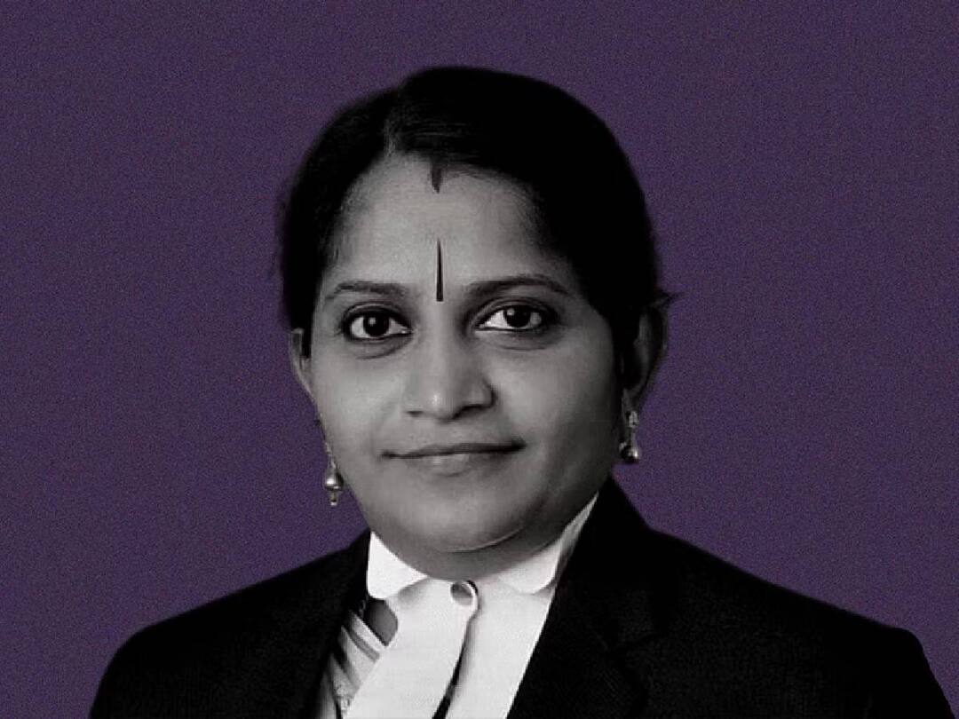 Victoria Gowri: பல்வேறு எதிர்ப்புகளுக்கு இடையே கூடுதல் நீதிபதியாக பொறுப்பேற்றுக் கொண்ட விக்டோரியா கவுரி.. நடந்தது என்ன? Amid various protests, Victoria Gowri took over as a judge of the Madras High Court while the case against her was pending in the Supreme Court. Victoria Gowri: பல்வேறு எதிர்ப்புகளுக்கு இடையே கூடுதல் நீதிபதியாக பொறுப்பேற்றுக் கொண்ட விக்டோரியா கவுரி.. நடந்தது என்ன?