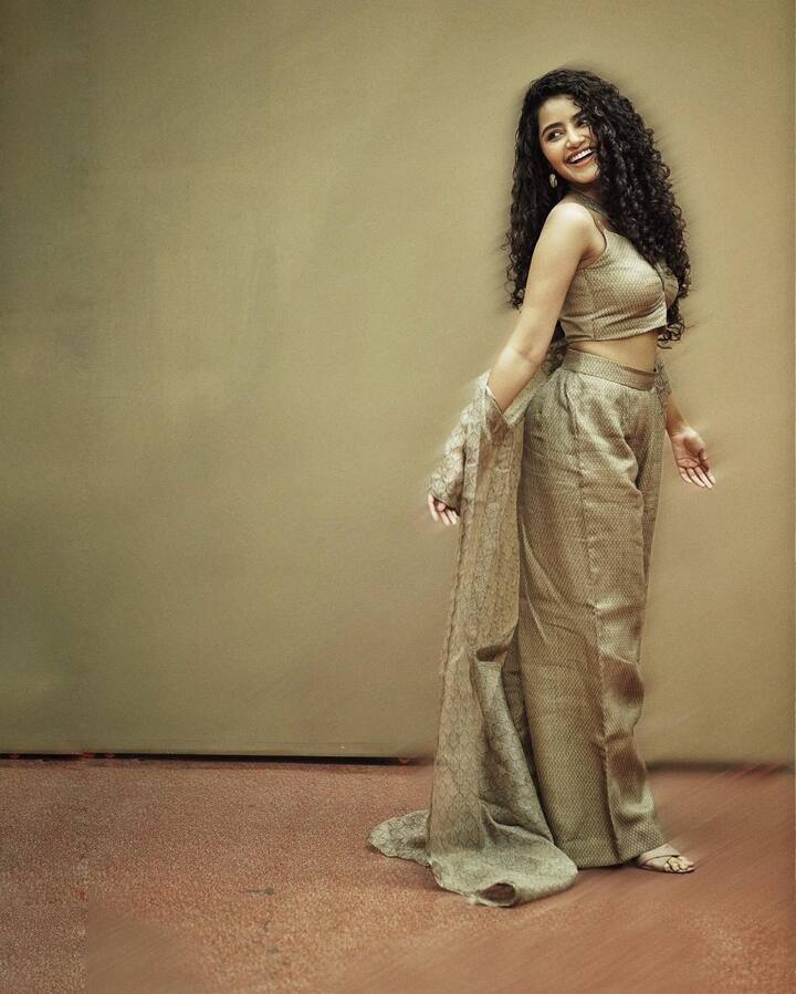తాజాగా గ్రీన్ కలర్ డ్రెస్ లో ఫోటోలకు ఫోజులిచ్చింది. Photo Credit: Anupama Parameswaran/Instagram