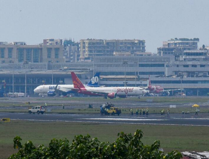 Mumbai International Airport Threatened call person spoke in code word police and other agencies are on alert mode ann मुंबई के इंटरनेशनल एयरपोर्ट पर आया धमकी भरा फोन, कोड-वर्ड में शख्स ने की बात, अलर्ट मोड पर पुलिस