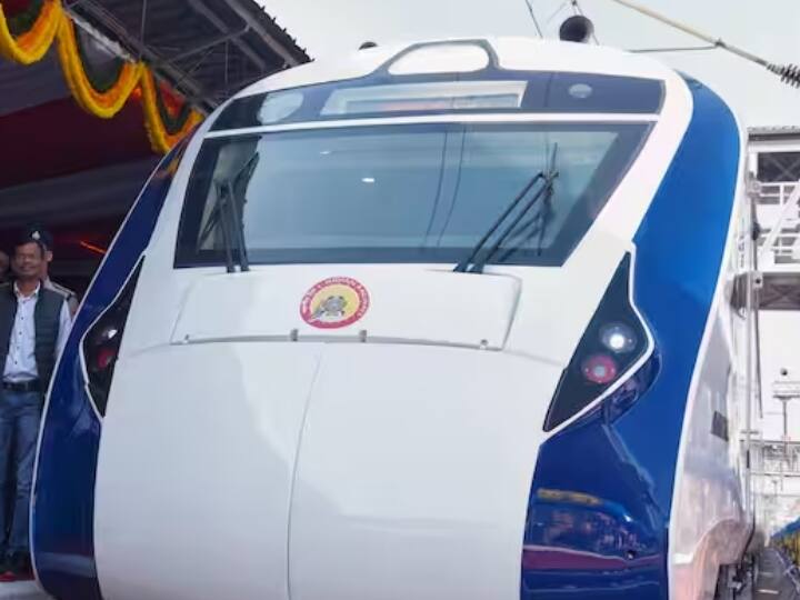 वंदे भारत ट्रेन से पुणे जाने वाले यात्रियों को चेयर कार (CC) के लिए 560 रुपये और एक्जीक्यूटिव चेयर (EC) कार के लिए 1135 रुपये का भुगतान करना होगा.