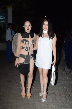 Uorfi Javed Photos: बहन की बर्थडे पार्टी में ट्रांसपेरेंट ड्रेस पहनकर पहुंची उर्फी जावेद, सोशल मीडिया पर वायरल हुईं तस्वीरें