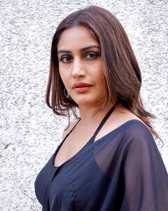 Surabhi Chandana Photos: इस एक्ट्रेस को देखते ही लोगों को याद आई हुमा कुरैशी, इस वजह से हैं खबरों में...