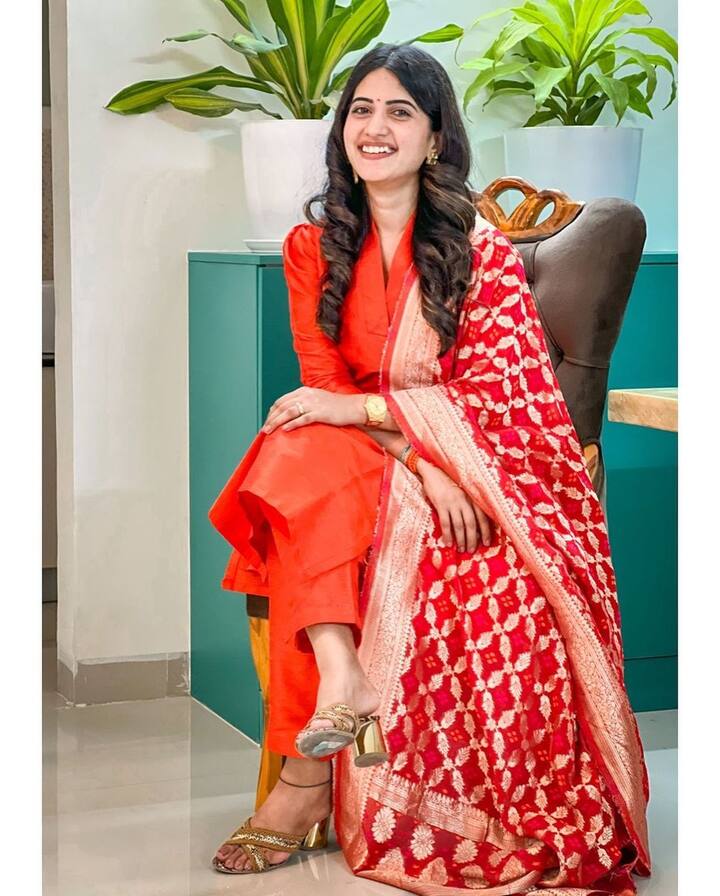 ప్రస్తుతం అవకాశాల కోసం ఎదురు చూస్తోంది.Photo Credit@Sravanthi Chokarapu/Instagram