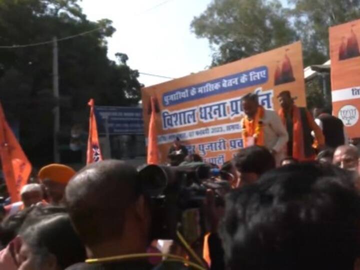 Delhi Sadhu-saints create ruckus at arvind Kejriwal residence against anti-Hindu policies BJP leaders also participate in protest Delhi: हिंदू विरोधी नीतियों के खिलाफ केजरीवाल के घर पर साधु-संतों का बवाल, BJP नेता भी प्रदर्शन में शामिल 