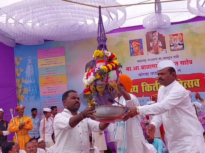 बाळासाहेब थोरात यांच्या वाढदिवसानिमित्त संगमनेर तालुक्यातील वेल्हाळे शिवारात समाज प्रबोधनकार इंदुरीकर महाराज यांच्या उपस्थितीत काल्याच्या कीर्तनाचं आयोजन करण्यात आले होते.