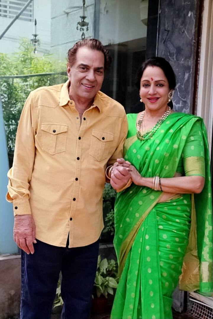 इसी फिल्म की शूटिंग के दौरान दोनों के बीच की कैमिस्ट्री काफी मिल गई और दोनों एक दूसरे के प्यार में भी पड़ गए. लेकिन इसके बाद की राह इतनी भी आसान नहीं थी क्योंकि धर्मेंद्र पहले से ही शादीशुदा थे.