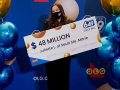 दादा ने कहा तो 18वें बर्थडे पर पोती ने खेली लॉटरी, अपने पहले ही टिकट से जीत लिए 48 मिलियन डॉलर