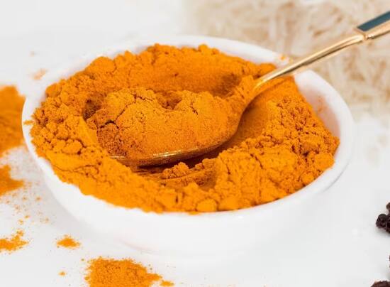 ਵੈਸੇ ਹਲਦੀ ਦੀ ਵਰਤੋਂ ਨਾਲ ਕਈ ਤਰ੍ਹਾਂ ਦੀਆਂ ਬਿਮਾਰੀਆਂ ਨੂੰ ਦੂਰ ਕੀਤਾ ਜਾ ਸਕਦਾ ਹੈ। ਆਯੁਰਵੇਦ ਵਿੱਚ ਵੀ ਇਸ ਦੇ ਕਈ ਗੁਣਾਂ ਦਾ ਵਰਣਨ ਕੀਤਾ ਗਿਆ ਹੈ। ਪਰ ਕੀ ਤੁਸੀਂ ਜਾਣਦੇ ਹੋ ਕਿ ਹਲਦੀ ਦਿਮਾਗ ਨੂੰ ਵੀ ਆਇਨਸਟਾਈਨ ਵਰਗਾ ਬਣਾ ਸਕਦੀ ਹੈ। ਹਲਦੀ ਵਿੱਚ ਪਾਇਆ ਜਾਣ ਵਾਲਾ ਕਰਕਿਊਮਿਨ ਮਿਸ਼ਰਣ ਦਿਮਾਗ ਨੂੰ ਤੇਜ਼ ਕਰਦਾ ਹੈ ਅਤੇ ਅਲਜ਼ਾਈਮਰ ਜਾਂ ਡਿਮੈਂਸ਼ੀਆ ਵਰਗੀਆਂ ਭੁੱਲਣ ਦੀ ਬਿਮਾਰੀ ਨੂੰ ਵੀ ਠੀਕ ਕਰਦਾ ਹੈ।