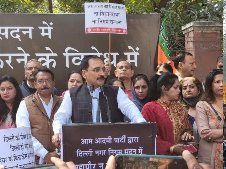 Delhi BJP fierce Protest at AAP office Ramveer Vidhuri said Arvind Kejriwal failure to not elect mayor yet Delhi में बीजेपी का प्रचंड प्रदर्शन, रामवीर ​विधूड़ी बोले- 'अभी तक मेयर का चुनाव न होना AAP की नाकामी'