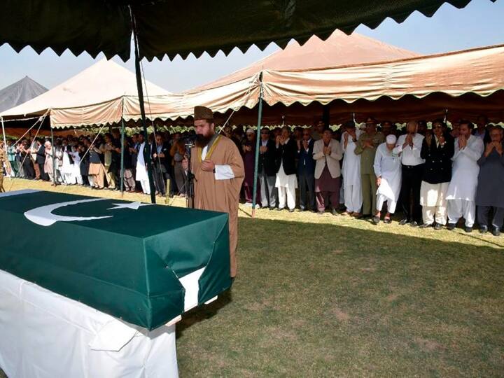 Pakistan Former President Pervez Musharraf Body Buried In Karachi PM shahbaz sharif absent Pervez Musharraf Buried: कराची में सुपुर्द-ए-खाक हुए परवेज मुशर्रफ, नमाज-ए-जनाजा से दूर रहे पीएम शहबाज शरीफ और आर्मी चीफ