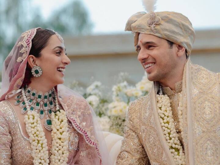 Sidharth Malhotra Kiara Advani Wedding Check out the first pic shared on social media Sidharth Kiara Wedding First Pic: સાત જન્મોના બંધનમાં બંધાયા સિદ્ધાર્થ અને કિઆરા, લગ્નની પ્રથમ તસવીર આવી સામે
