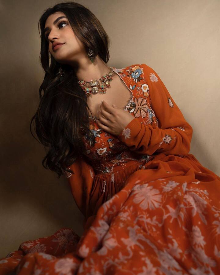 బెంగళూరులో శ్రీలీల తల్లి  గైనకాలజిస్టుగా పనిచేస్తున్నారు. దీంతో శ్రీలీల బెంగుళూరులోనే పెరిగింది.  -Image Credit: SreeLeela/Instagram