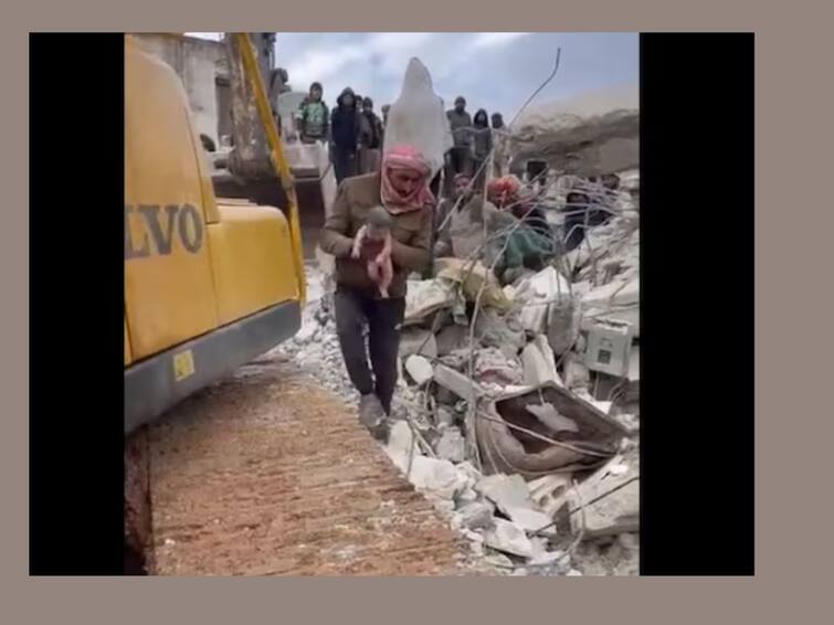 turkey syria earthquake video viral miracle new born baby found under rubble while rescuing mother देव तारी त्याला कोण मारी! खचलेल्या ढिगाऱ्याखाली असतानाही वाचला नवजात बाळाचा जीव