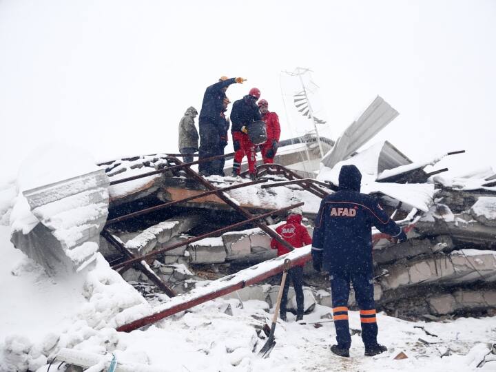 तुर्किए में भूकंप के बीच भारी बर्फबारी भी हो रही है. जगह-जगह बर्फ को हटाने का भी काम चल रहा है. मलबे के भीतर अब भी बहुत से लोग जिंदा दबे हो सकते हैं, यह मानकर भी राहत-बचाव अभियान चल रहा है.