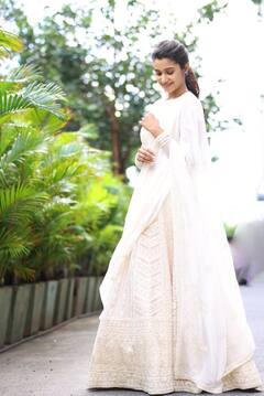 Priya Bhavani Shankar : 'நீ கவிதைகளா கனவுகளா..’ வெள்ளை புடவையில் அசத்தும் ப்ரியா பவானி ஷங்கர்!