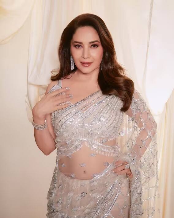 या फोटोंबद्दल बोलायचे झाले तर माधुरी दीक्षितने ऑफ व्हाईट कलरची साडी नेसली आहे. या साडीत ती खूपच सुंदर दिसत आहे.