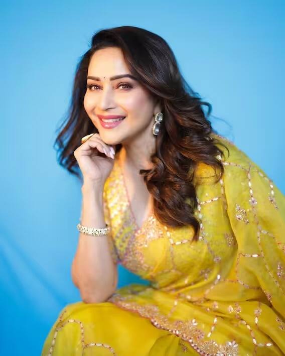 तुम्हीही माधुरीचे फॅन असाल तर तुम्ही तिची स्टाईल स्टेटमेंट फॉलो करू शकता.
