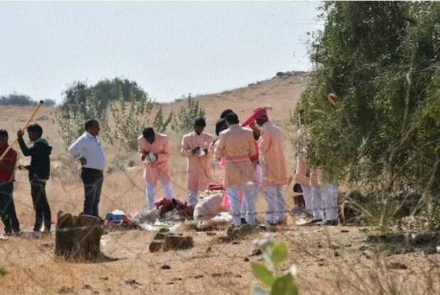 ਅੱਜ ਵਿਆਹ ਤੋਂ ਬਾਅਦ ਜੋੜਾ ਮੀਡੀਆ ਦੇ ਸਾਹਮਣੇ ਪੋਜ਼ ਦੇ ਸਕਦਾ ਹੈ। ਫਿਲਹਾਲ ਫੈਨਜ਼ ਇਸ ਤਸਵੀਰ ਦਾ ਇੰਤਜ਼ਾਰ ਕਰ ਰਹੇ ਹਨ।