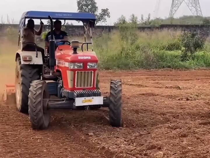 धोनीचा व्हिडीओ सोशल मीडियावर प्रचंड व्हायरल झाला आहे. नेटकरी या व्हिडीओवर लाईक्स अन् कमेंट्सचा वर्षाव झालाय.