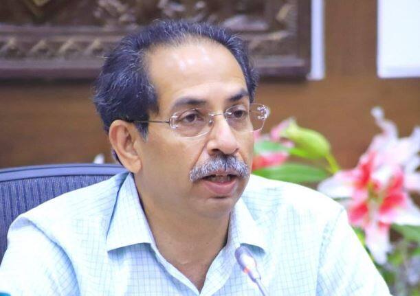 लोकप्रतिनिधी म्हणजे पक्ष हा शिंदे गटाचा दावा हास्यास्पद असल्याचे उद्धव ठाकरे म्हणाले. केवळ निवडून आलेले लोक पक्ष बनवणार असतील तर उद्या उद्योगपती देखील पंतप्रधान होतील असे उद्धव ठाकरे म्हणाले.