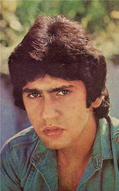 Kumar Gaurav Life: कभी लाखों हसीनाओं को अपने लुक्स से घायल करते थे संजय दत्त के जीजा, फिर एक गलती से बर्बाद कर लिया करियर