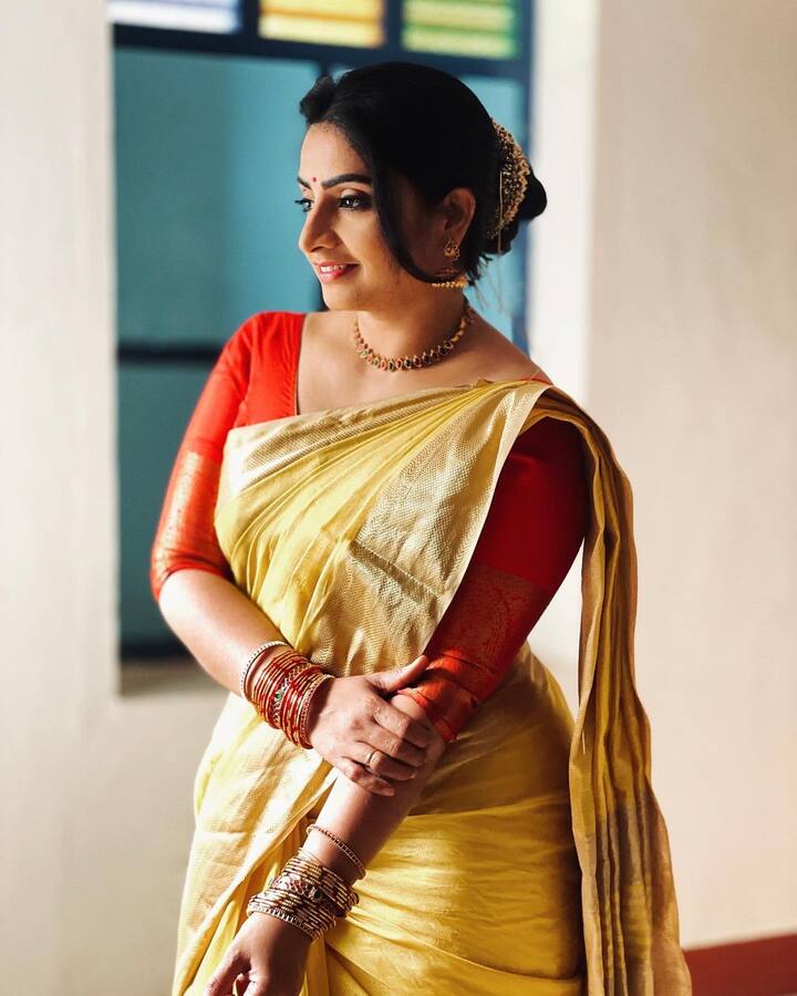 படங்களில் நடித்து வந்த இவர், 1998 ஆம் ஆண்டில் “ஒரு பெண்ணின் கதை” என்ற சீரியல் மூலம் சின்னத்திரையில் எண்ட்ரியானார்.