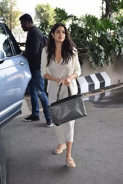 Janhvi Kapoor: ਜਾਨ੍ਹਵੀ ਕਪੂਰ ਸਿੰਪਲ ਲੁੱਕ 'ਚ ਏਅਰਪੋਰਟ 'ਤੇ ਆਈ ਨਜ਼ਰ, ਮਹਿੰਗਾ ਪਰਸ ਬਣਿਆ ਚਰਚਾ ਦਾ ਵਿਸ਼ਾ