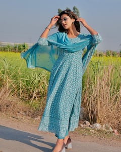 Anjali Arora Photos: अंजलि अरोड़ा ने ट्रेडिशनल लुक में बिखेरा जलवा, बीच सड़क पर दिए ऐसे पोज, फैंस को बना लिया अपना दीवाना