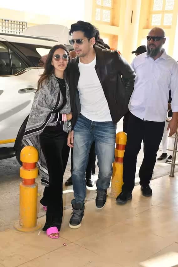 લગ્ન બાદ પહેલીવાર હાથ પકડીને આ કપલ એકસાથે ખૂબ જ ક્યૂટ લાગતું હતું.