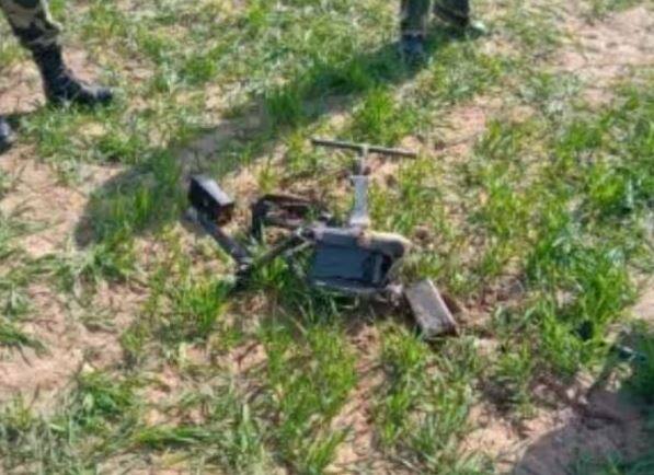 BSF Shot down drone Coming from Pakistan Narcotics Recovered BSF Shot Pak Drone : BSF ਦੇ ਜਵਾਨਾਂ ਨੇ ਫਾਇਰਿੰਗ ਕਰਕੇ ਸੁੱਟਿਆ ਪਾਕਿਸਤਾਨੀ ਡਰੋਨ , ਇਲਾਕੇ 'ਚ ਸਰਚ ਆਪਰੇਸ਼ਨ ਸ਼ੁਰੂ