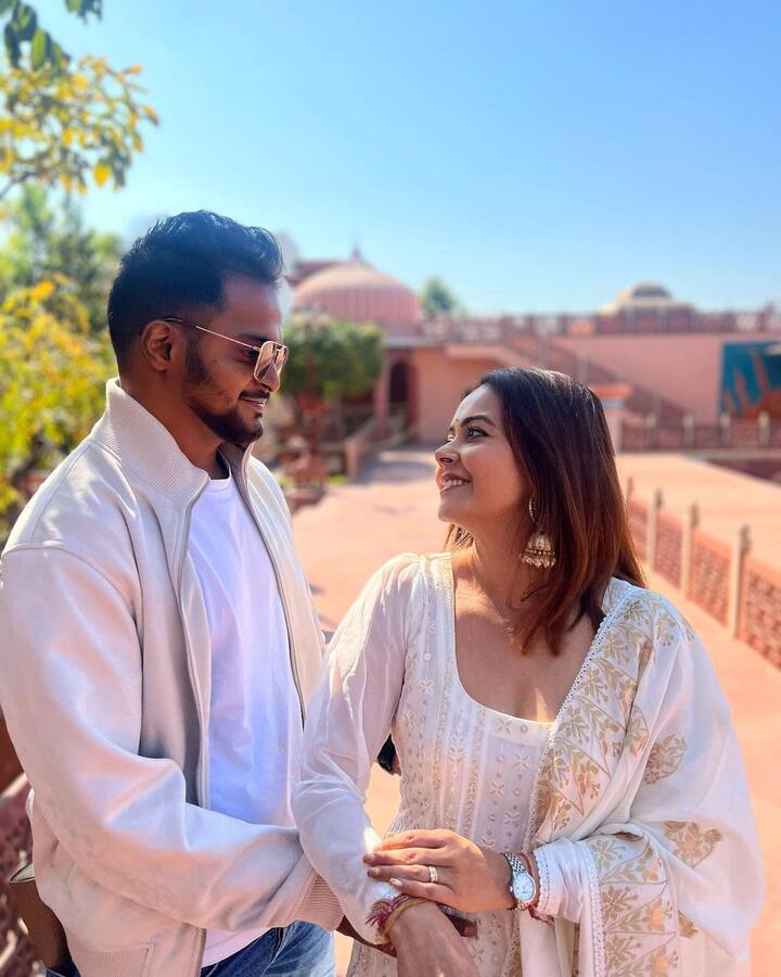 शहनवाज से शादी रचाने से पहले देवोलीना ने 3 साल तक उन्हें डेट किया है. शहनवाज एक फिटनेस ट्रेनर हैं, वह सेलिब्रिटीज को भी एक्सरसाइज करवाते हैं.