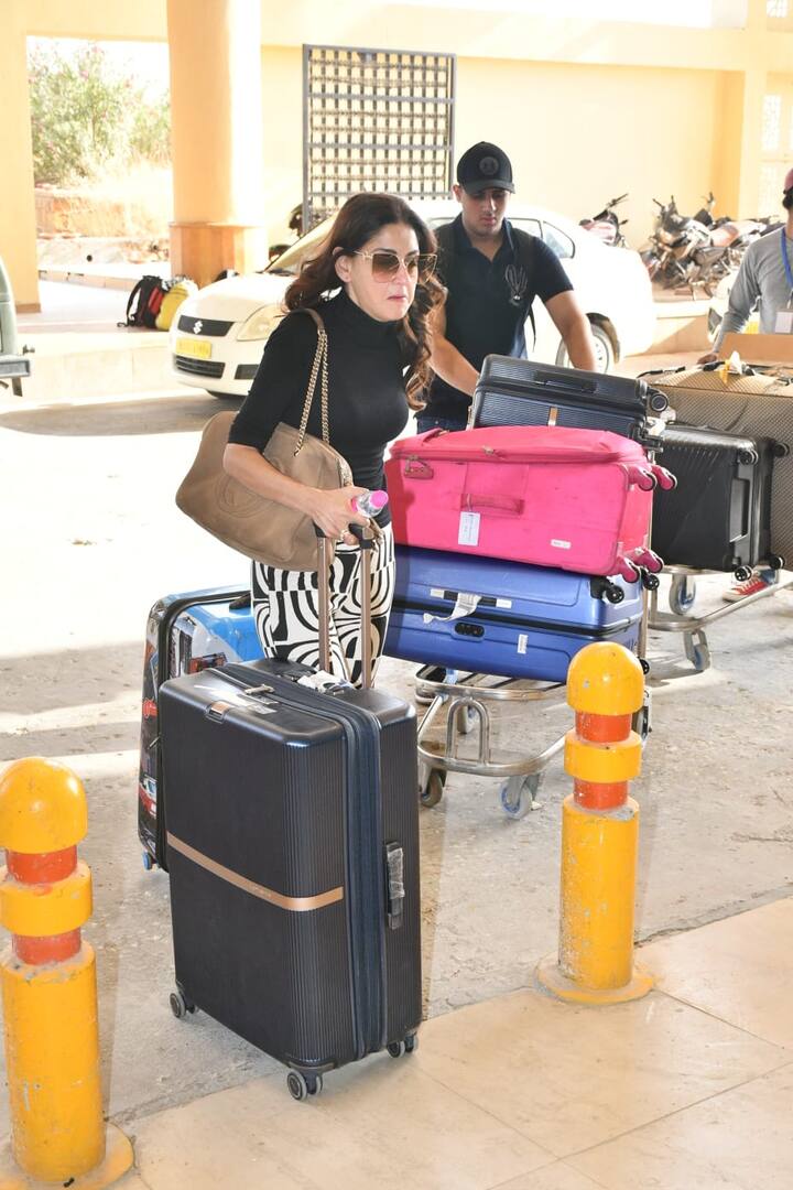 सिद्धार्थ मल्होत्रा की फैमिली की ये तस्वीरें जैसलमेर एयरपोर्ट की हैं. जहां एक्टर की फैमिली वापस घर जाते हुए नजर आई.